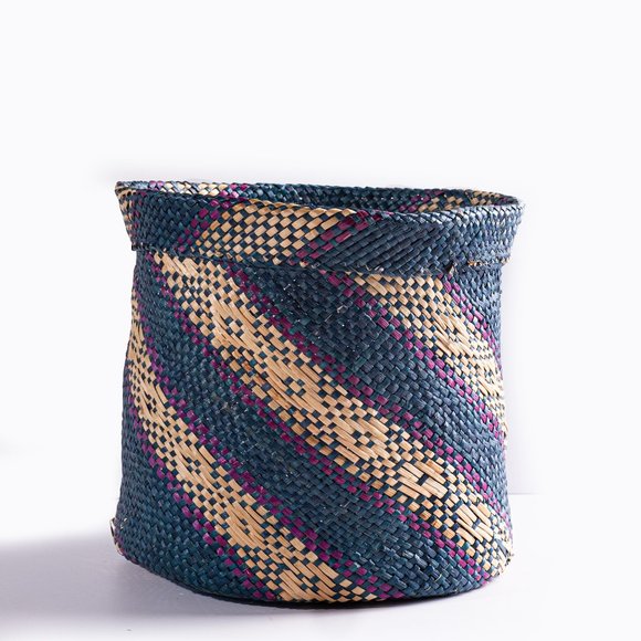 Hand woven colorful rattan seagrass planter in gold and brown or blue and purple - Picture 4 of 4